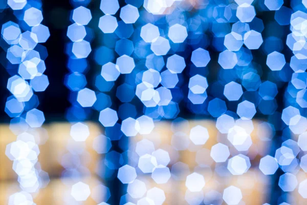 Bokeh, guirnaldas azules en foco, luces de Navidad en forma de hexágono, Navidad. — Foto de Stock