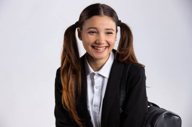 Beyaz arka planda, siyah ceketli, beyaz gömlekli, neşeli ve güler yüzlü beyaz kadın..