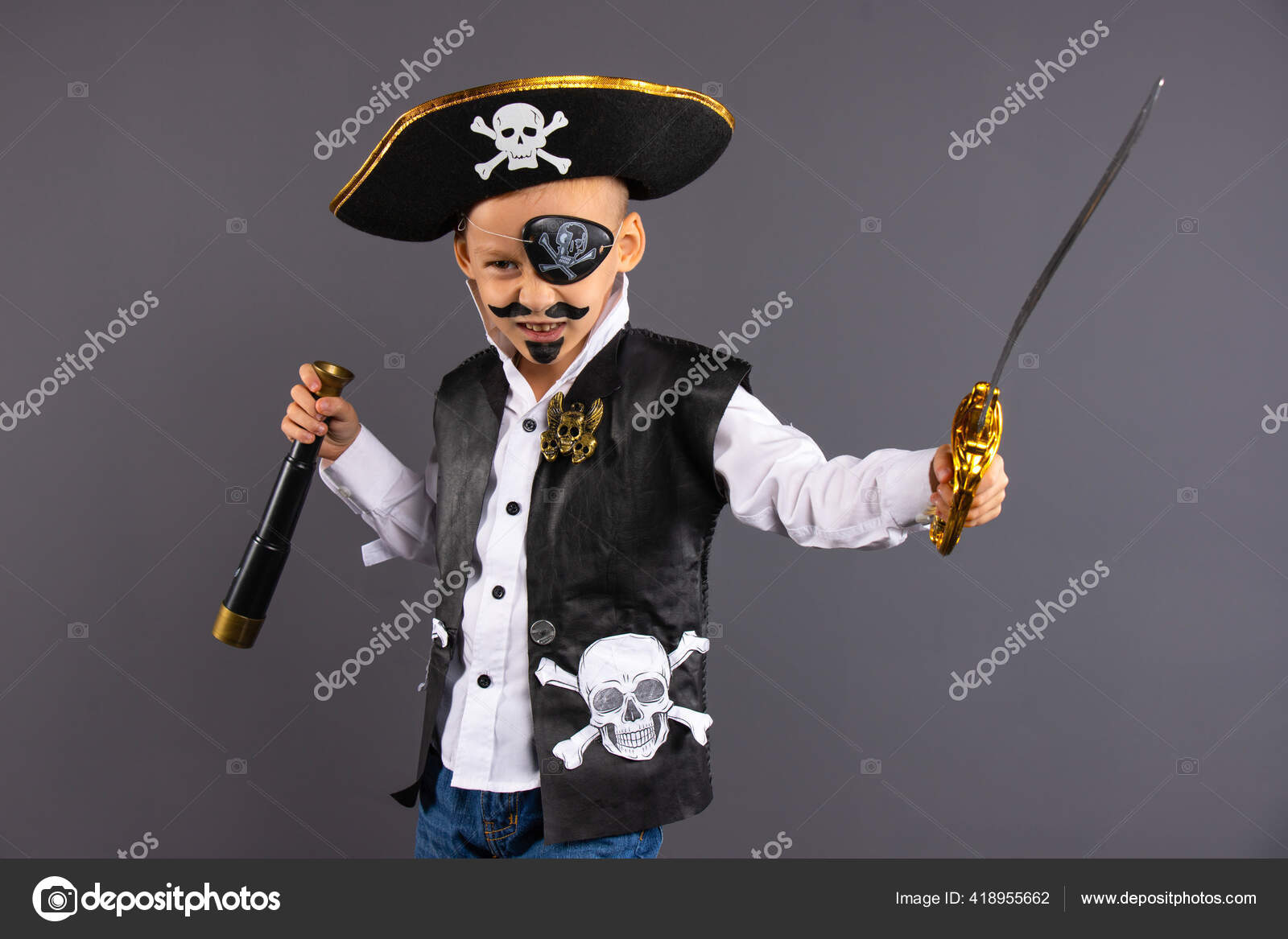 一个海盗船长，手上拿着剑和望远镜，面容严肃而严肃。被灰色背景隔离。万圣节快乐——图库图片© viorelpoparcea@gmail.com  #418955662, image size:1600x1167