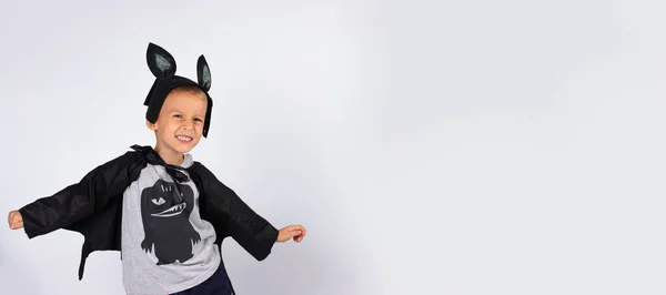 Счастье для детей. Забавный Хэллоуин. Симпатичная улыбающаяся летучая мышь готовится к Хэллоуину, фотография на белом фоне с большим пространством. Баннер - длинный формат — стоковое фото