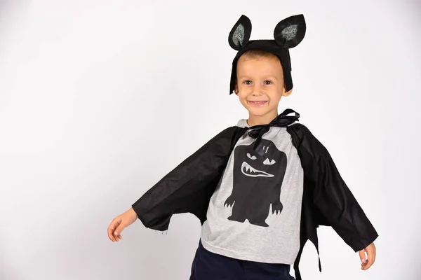 Nette Fledermaus lächelnd und glücklich Vorbereitung für Halloween Happy Halloween. Schöner kaukasischer Kindergarten-Junge. Foto auf weißem Hintergrund. — Stockfoto