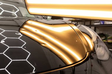 Yansıma Işığı Altında Siyah Araba Tamir Ediyor. Yüksek kalite fotoğraf