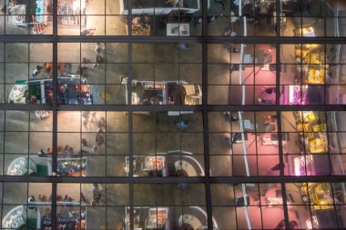 Sergi merkezinin aynalı tavanı.