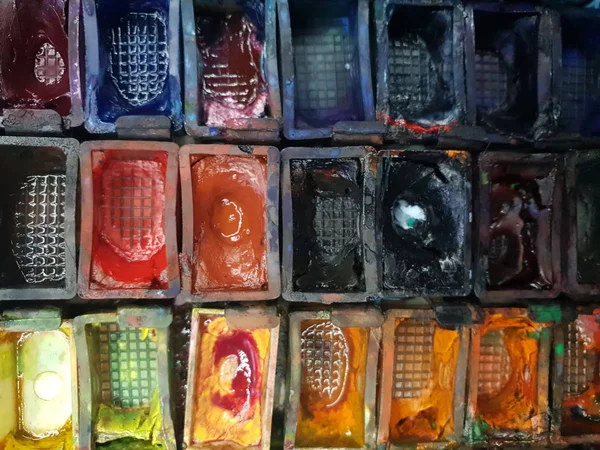 farklı renklerde eski suluboya boyalar