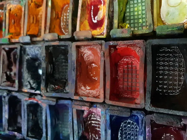 farklı renklerde eski suluboya boyalar