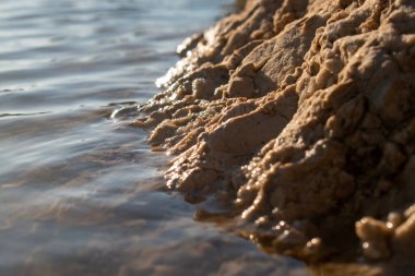 Sakin ve sakin bir göl kıyısında