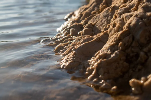 Sakin ve sakin bir göl kıyısında