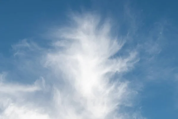 Mavi gökyüzü, büyük bulut ve garip şekilli bulut.