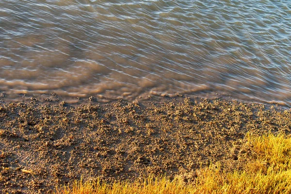 Das Aqua Steigt Richtung Des Nassen Sandes Während Ende Aufgrund — Stockfoto