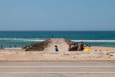 Costa de Caparica, tipik küçük renkli evleri, büyük kumlu plajları ve Lizbon yakınlarındaki Portekiz 'in güneyindeki okyanus dalgalarıyla ünlü bir turizm merkezidir..