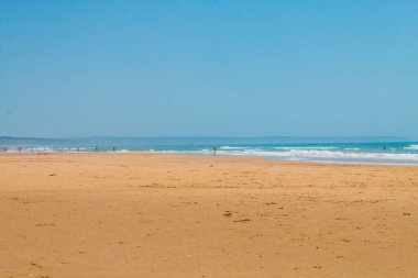 Costa de Caparica, tipik küçük renkli evleri, büyük kumlu plajları ve Lizbon yakınlarındaki Portekiz 'in güneyindeki okyanus dalgalarıyla ünlü bir turizm merkezidir..