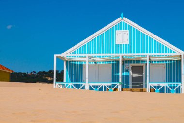 Costa de Caparica, tipik küçük renkli evleri, büyük kumlu plajları ve Lizbon yakınlarındaki Portekiz 'in güneyindeki okyanus dalgalarıyla ünlü bir turizm merkezidir..
