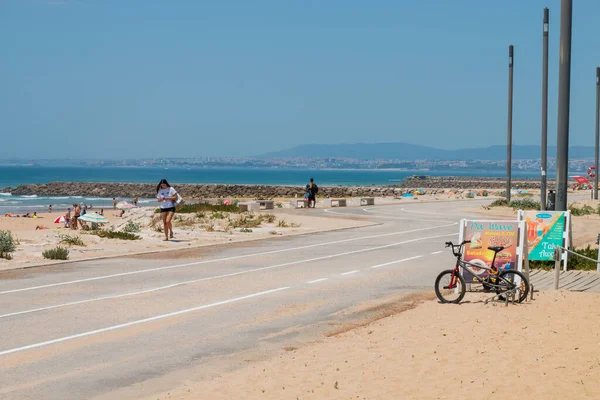 Costa de Caparica, tipik küçük renkli evleri, büyük kumlu plajları ve Lizbon yakınlarındaki Portekiz 'in güneyindeki okyanus dalgalarıyla ünlü bir turizm merkezidir..