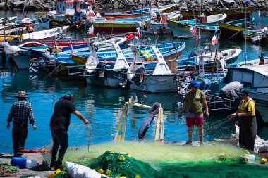 Şili 'deki San Antonio şehir merkezinin bir yaz günü günlük görüntüsü. İnsanlar güneşli bir günde deniz kenarında gezinti alanlarında yürüyorlar. Her yer renk ve iyi titreşimlerle dolu..  