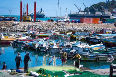 Şili 'deki San Antonio şehir merkezinin bir yaz günü günlük görüntüsü. İnsanlar güneşli bir günde deniz kenarında gezinti alanlarında yürüyorlar. Her yer renk ve iyi titreşimlerle dolu..  