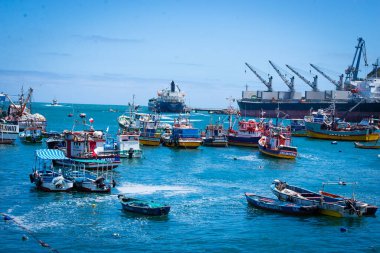 Şili 'deki San Antonio şehir merkezinin bir yaz günü günlük görüntüsü. İnsanlar güneşli bir günde deniz kenarında gezinti alanlarında yürüyorlar. Her yer renk ve iyi titreşimlerle dolu..  