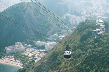  Botafogo 'daki Sugar Loaf manzarası, bir dağ, ve Brezilya' daki bir teleferikten Rio de Janeiro manzarası. 