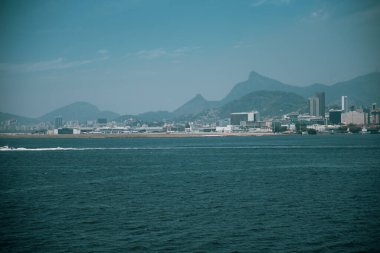  Botafogo 'daki Sugar Loaf manzarası, bir dağ, ve Brezilya' daki bir teleferikten Rio de Janeiro manzarası. 