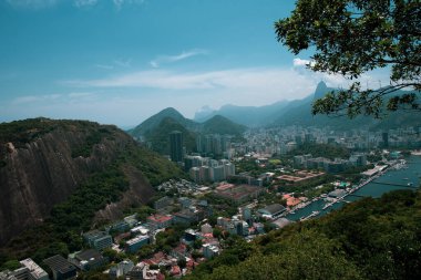  Botafogo 'daki Sugar Loaf manzarası, bir dağ, ve Brezilya' daki bir teleferikten Rio de Janeiro manzarası. 