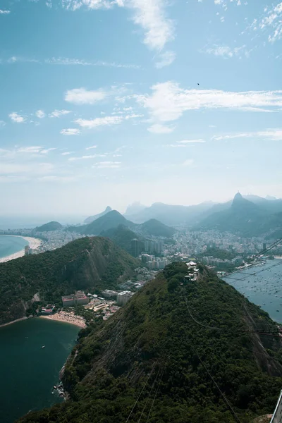 巴西Botafogo的糖面包景观 一座山 以及从缆车上看到的里约热内卢风景 — 图库照片