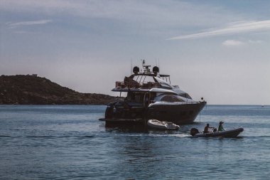 Yaz mevsiminde Ponza adasındaki liman ve liman manzarası. Burası mavi suları ve renkli evleri için tipik bir yer. Ponza, İtalyan Pontine Adaları 'nın en büyük adasıdır..