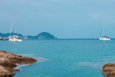 Yaz mevsiminde Ponza adasındaki liman ve liman manzarası. Burası mavi suları ve renkli evleri için tipik bir yer. Ponza, İtalyan Pontine Adaları 'nın en büyük adasıdır..