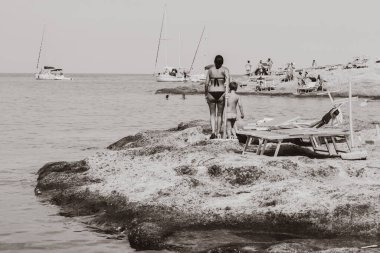 Yaz mevsiminde Ponza adasındaki liman ve liman manzarası. Burası mavi suları ve renkli evleri için tipik bir yer. Ponza, İtalyan Pontine Adaları 'nın en büyük adasıdır..