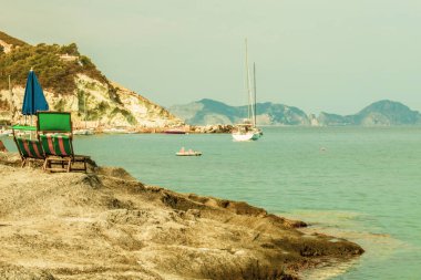 Yaz mevsiminde Ponza adasındaki liman ve liman manzarası. Burası mavi suları ve renkli evleri için tipik bir yer. Ponza, İtalyan Pontine Adaları 'nın en büyük adasıdır..