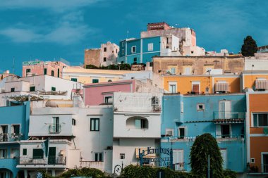 Yaz mevsiminde Ponza adasındaki liman ve liman manzarası. Burası mavi suları ve renkli evleri için tipik bir yer. Ponza, İtalyan Pontine Adaları 'nın en büyük adasıdır..