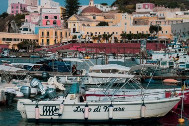 Yaz mevsiminde Ponza adasındaki liman ve liman manzarası. Burası mavi suları ve renkli evleri için tipik bir yer. Ponza, İtalyan Pontine Adaları 'nın en büyük adasıdır..