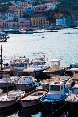 Yaz mevsiminde Ponza adasındaki liman ve liman manzarası. Burası mavi suları ve renkli evleri için tipik bir yer. Ponza, İtalyan Pontine Adaları 'nın en büyük adasıdır..