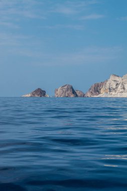 Yaz mevsiminde Ponza adasındaki liman ve liman manzarası. Burası mavi suları ve renkli evleri için tipik bir yer. Ponza, İtalyan Pontine Adaları 'nın en büyük adasıdır..