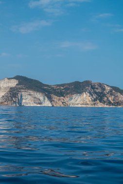 Yaz mevsiminde Ponza adasındaki liman ve liman manzarası. Burası mavi suları ve renkli evleri için tipik bir yer. Ponza, İtalyan Pontine Adaları 'nın en büyük adasıdır..