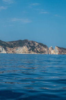 Yaz mevsiminde Ponza adasındaki liman ve liman manzarası. Burası mavi suları ve renkli evleri için tipik bir yer. Ponza, İtalyan Pontine Adaları 'nın en büyük adasıdır..