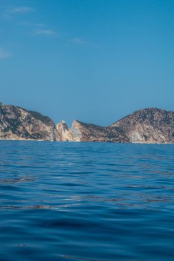 Yaz mevsiminde Ponza adasındaki liman ve liman manzarası. Burası mavi suları ve renkli evleri için tipik bir yer. Ponza, İtalyan Pontine Adaları 'nın en büyük adasıdır..