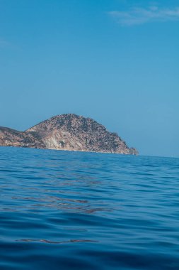 Yaz mevsiminde Ponza adasındaki liman ve liman manzarası. Burası mavi suları ve renkli evleri için tipik bir yer. Ponza, İtalyan Pontine Adaları 'nın en büyük adasıdır..