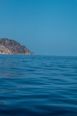 Yaz mevsiminde Ponza adasındaki liman ve liman manzarası. Burası mavi suları ve renkli evleri için tipik bir yer. Ponza, İtalyan Pontine Adaları 'nın en büyük adasıdır..