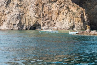 Yaz mevsiminde Ponza adasındaki liman ve liman manzarası. Burası mavi suları ve renkli evleri için tipik bir yer. Ponza, İtalyan Pontine Adaları 'nın en büyük adasıdır..