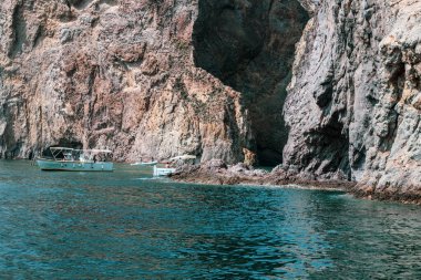Yaz mevsiminde Ponza adasındaki liman ve liman manzarası. Burası mavi suları ve renkli evleri için tipik bir yer. Ponza, İtalyan Pontine Adaları 'nın en büyük adasıdır..