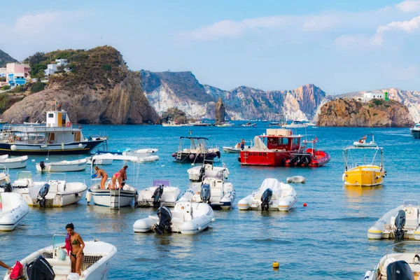 Yaz mevsiminde Ponza adasındaki liman ve liman manzarası. Burası mavi suları ve renkli evleri için tipik bir yer. Ponza, İtalyan Pontine Adaları 'nın en büyük adasıdır..