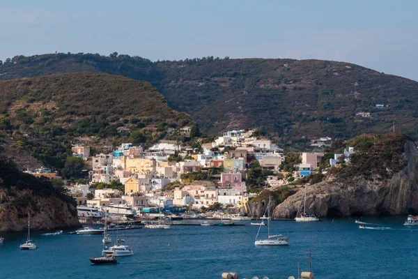 Yaz mevsiminde Ponza adasındaki liman ve liman manzarası. Burası mavi suları ve renkli evleri için tipik bir yer. Ponza, İtalyan Pontine Adaları 'nın en büyük adasıdır..