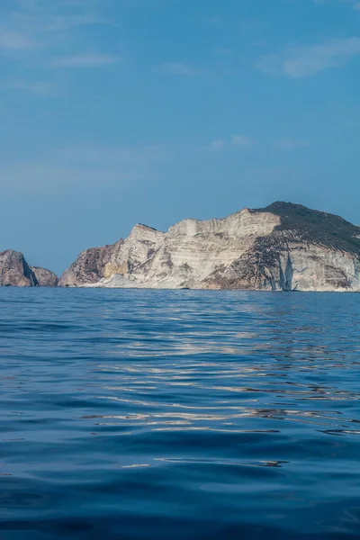 Yaz mevsiminde Ponza adasındaki liman ve liman manzarası. Burası mavi suları ve renkli evleri için tipik bir yer. Ponza, İtalyan Pontine Adaları 'nın en büyük adasıdır..