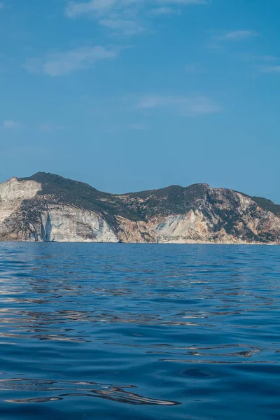 Yaz mevsiminde Ponza adasındaki liman ve liman manzarası. Burası mavi suları ve renkli evleri için tipik bir yer. Ponza, İtalyan Pontine Adaları 'nın en büyük adasıdır..