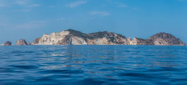 Yaz mevsiminde Ponza adasındaki liman ve liman manzarası. Burası mavi suları ve renkli evleri için tipik bir yer. Ponza, İtalyan Pontine Adaları 'nın en büyük adasıdır..
