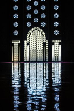 Kazablanka 'daki Hasan II Camii' ndeki farklı insanların günlük yaşamları, normal bir yaz gününde birlikte dua etmek, konuşmak ve zaman geçirmek. Cami eşsiz ve Arapça kapı ve kulelere sahiptir.