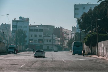 Kazablanka 'nın eski şehir merkezinde, Dar Pazar' ın yanında günlük yaşam. Bu popüler pazarda el yapımı şeyler, taze yiyecekler ve geleneksel giysiler yer alıyor. Her yer insan ve renklerle dolu..