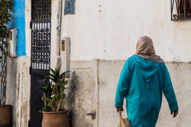 Kazablanka 'nın eski şehir merkezinde, Dar Pazar' ın yanında günlük yaşam. Bu popüler pazarda el yapımı şeyler, taze yiyecekler ve geleneksel giysiler yer alıyor. Her yer insan ve renklerle dolu..