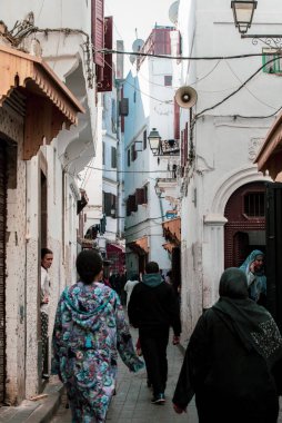 Kazablanka 'nın eski şehir merkezinde, Dar Pazar' ın yanında günlük yaşam. Bu popüler pazarda el yapımı şeyler, taze yiyecekler ve geleneksel giysiler yer alıyor. Her yer insan ve renklerle dolu..