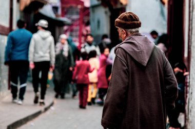 Kazablanka 'nın eski şehir merkezinde, Dar Pazar' ın yanında günlük yaşam. Bu popüler pazarda el yapımı şeyler, taze yiyecekler ve geleneksel giysiler yer alıyor. Her yer insan ve renklerle dolu..