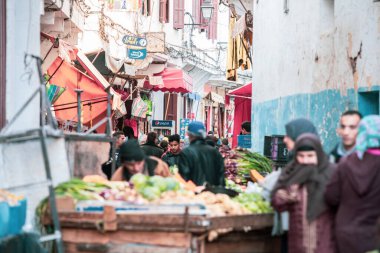 Kazablanka 'nın eski şehir merkezinde, Dar Pazar' ın yanında günlük yaşam. Bu popüler pazarda el yapımı şeyler, taze yiyecekler ve geleneksel giysiler yer alıyor. Her yer insan ve renklerle dolu..